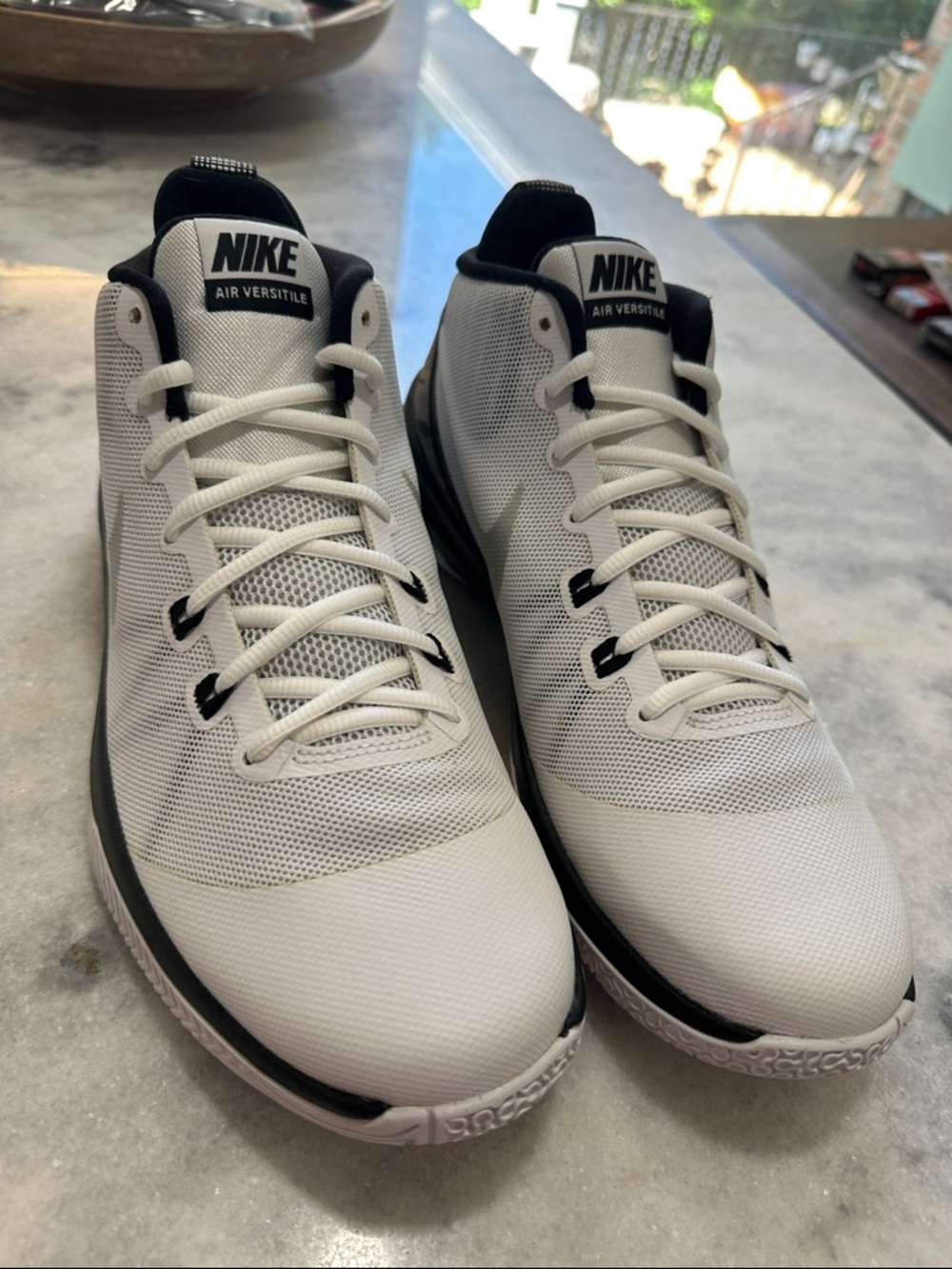 Nike Air Versitile Men's White and Black Athletic Basketball Shoes